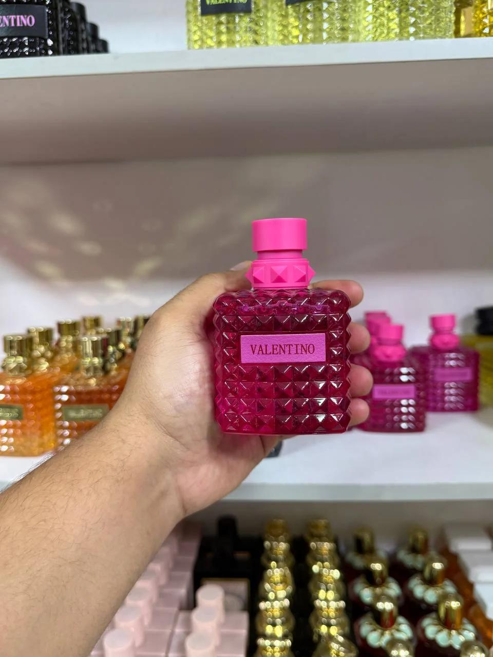 زجاجة عطر فالنتينو دونا بورن إن روما الوردي بالنقوش المسمارية الشهيرة