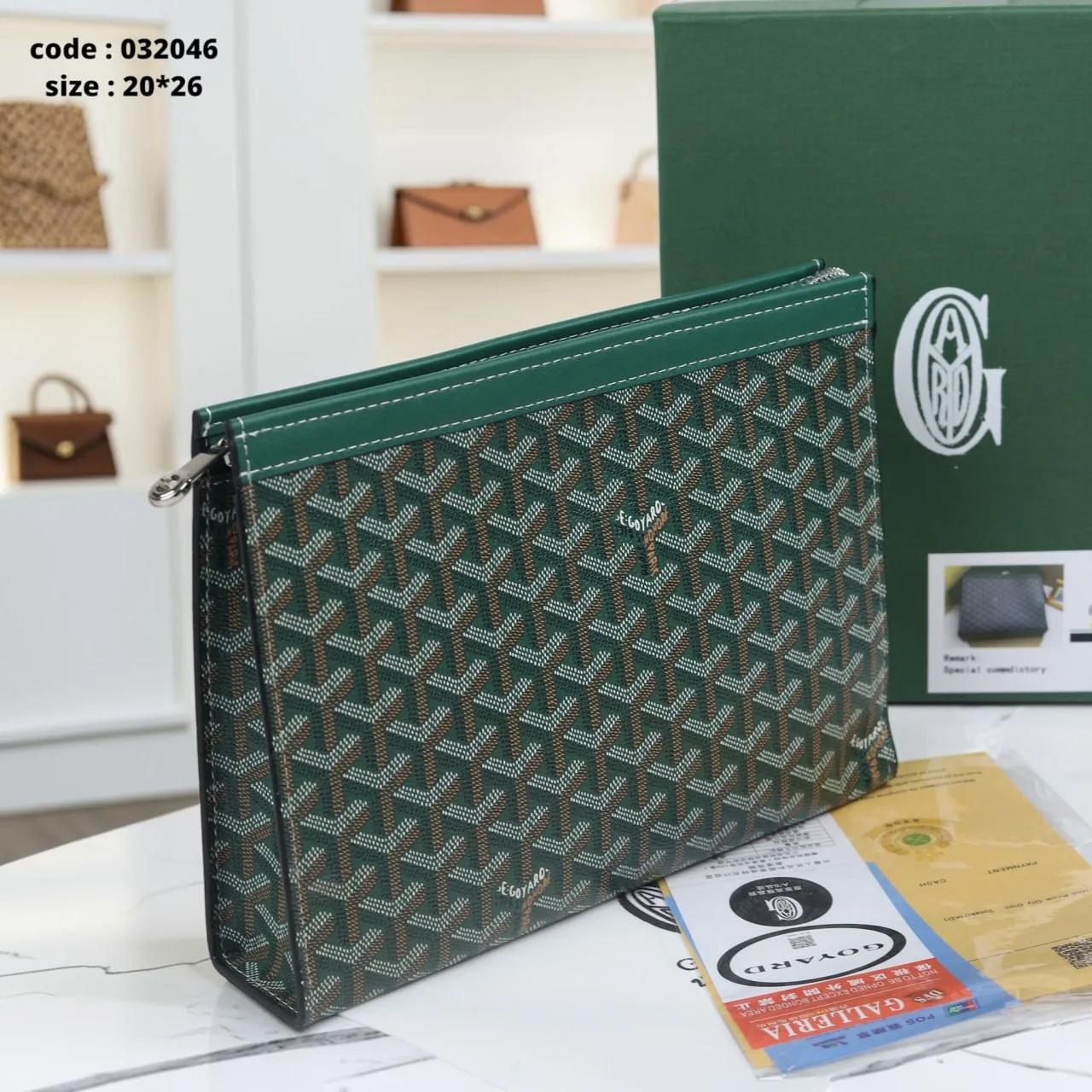 حقيبة كلتش غويارد خضراء بنقشة الماركة ومقاس 20×26 سم مع سوستة علوية